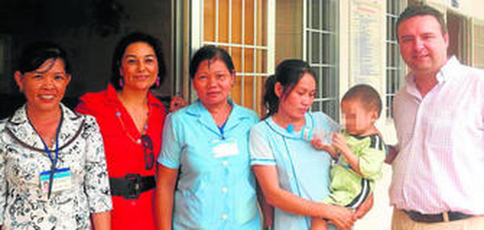 Joaquín y Lucía en el orfanato de Vinh Long (Vietnam) con las cuidadoras y el pequeño Quin.