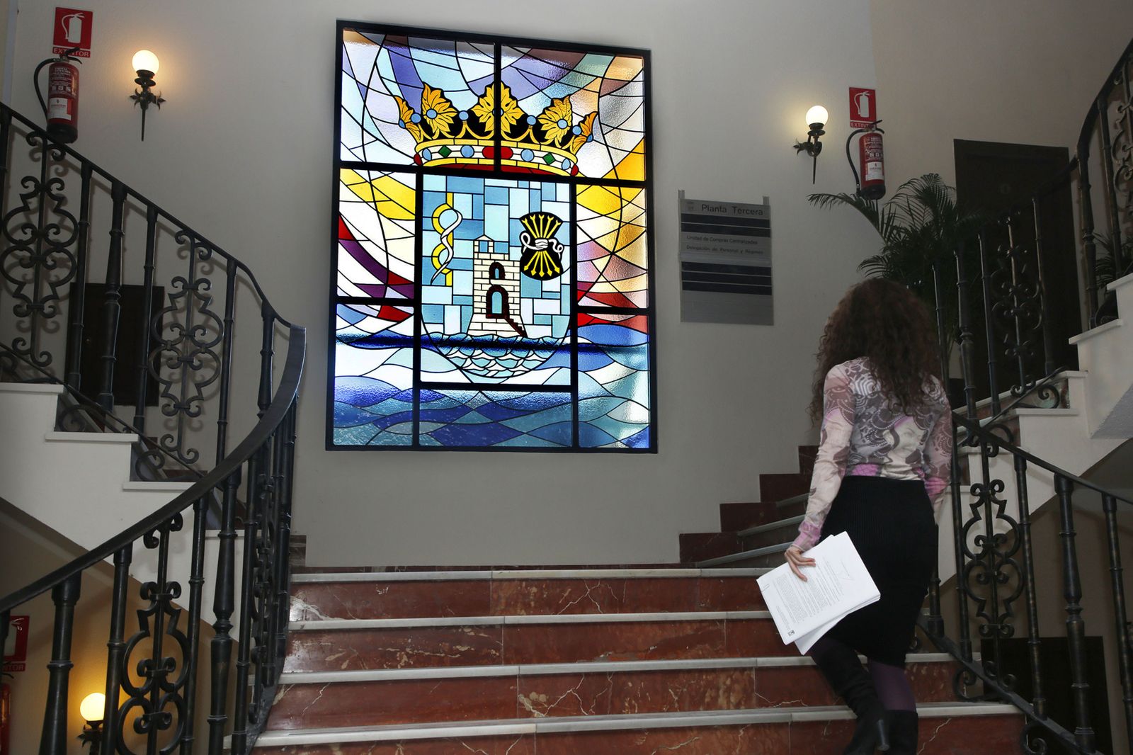 Nueva vidriera con el escudo de la ciudad en el Ayuntamiento de Marbella.