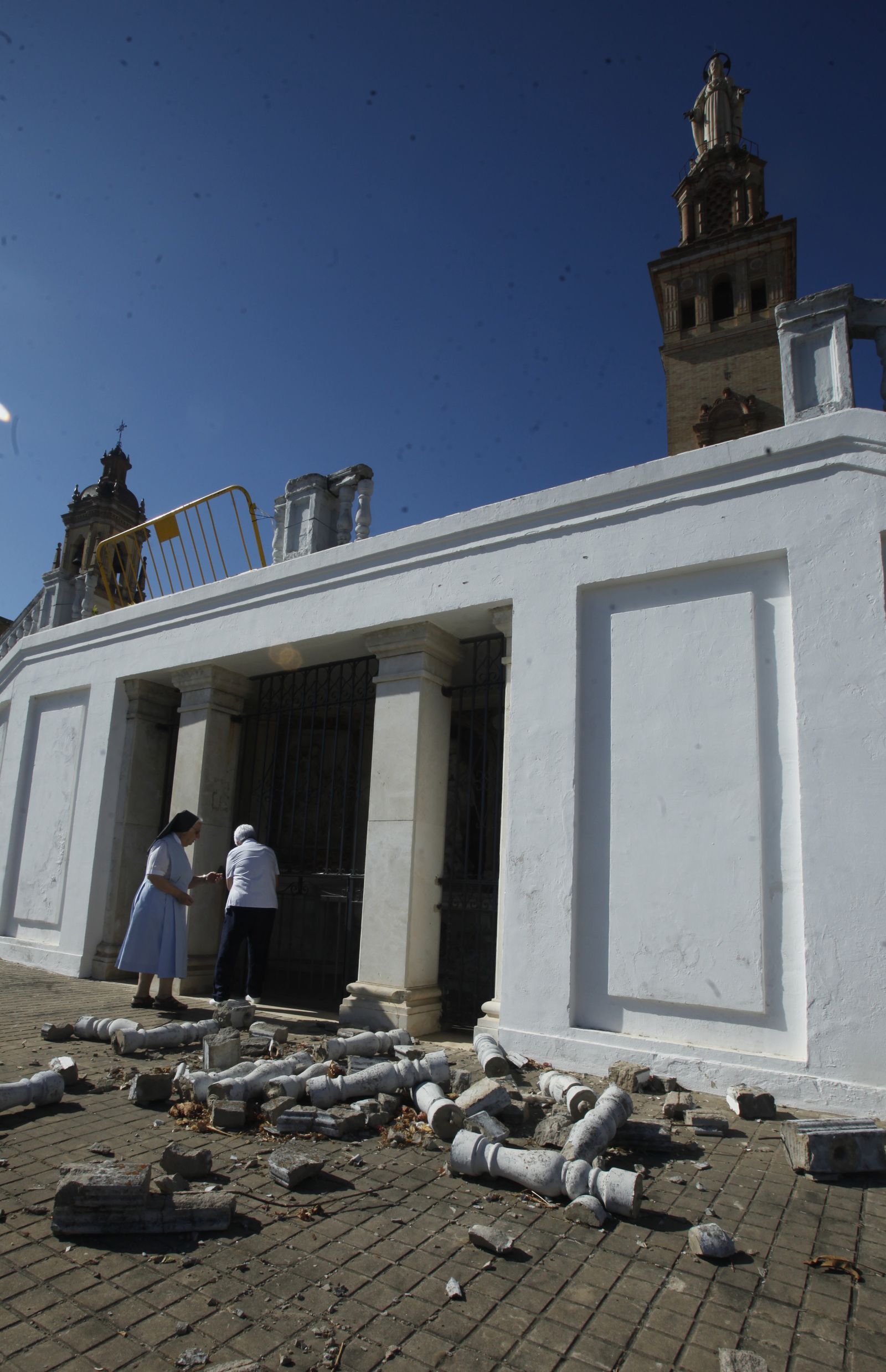 Los restos de la balaustrada caídos sobre la terraza.