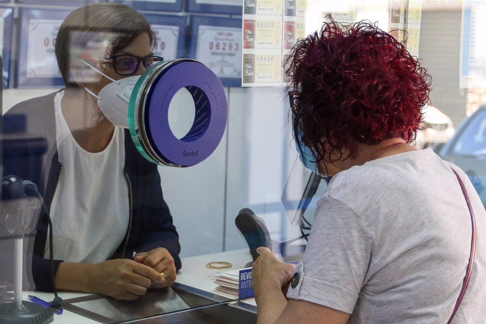 Una mujer en una administración de loterías Una mujer en una administración de loterías