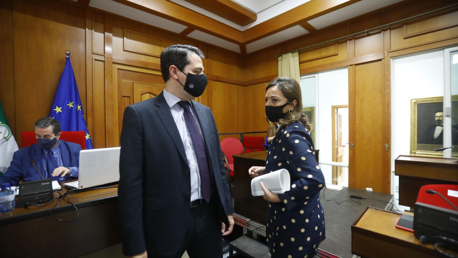 Bellido conversa con la jefa de la oposición, la socialista Isabel Ambrosio.