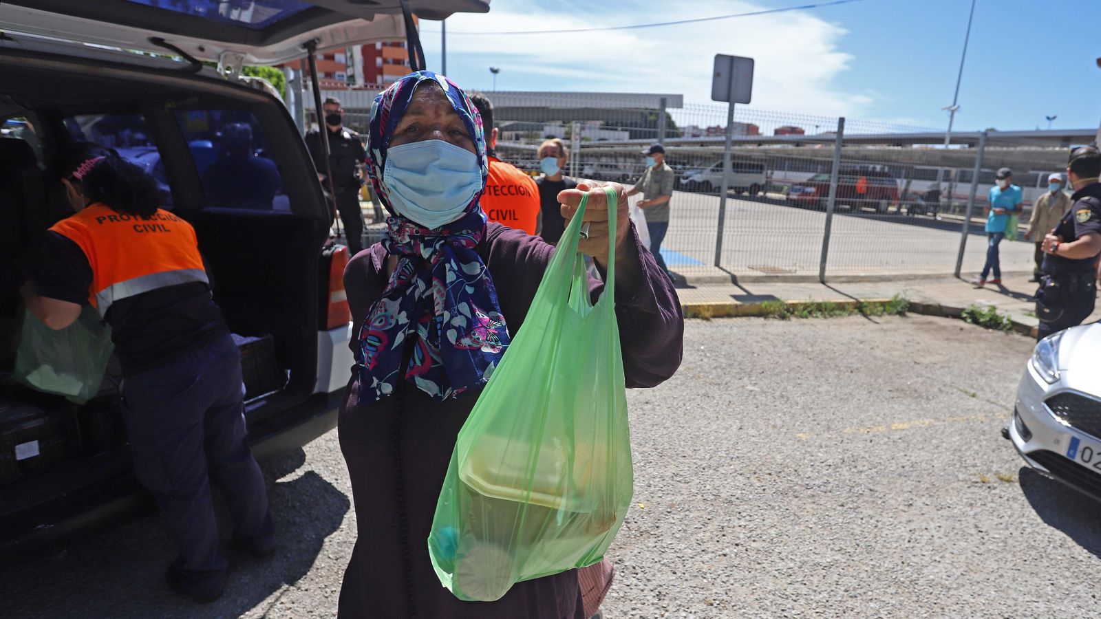 Una de las usuarias del Comedor del Carmen muestra su bolsa con el menú