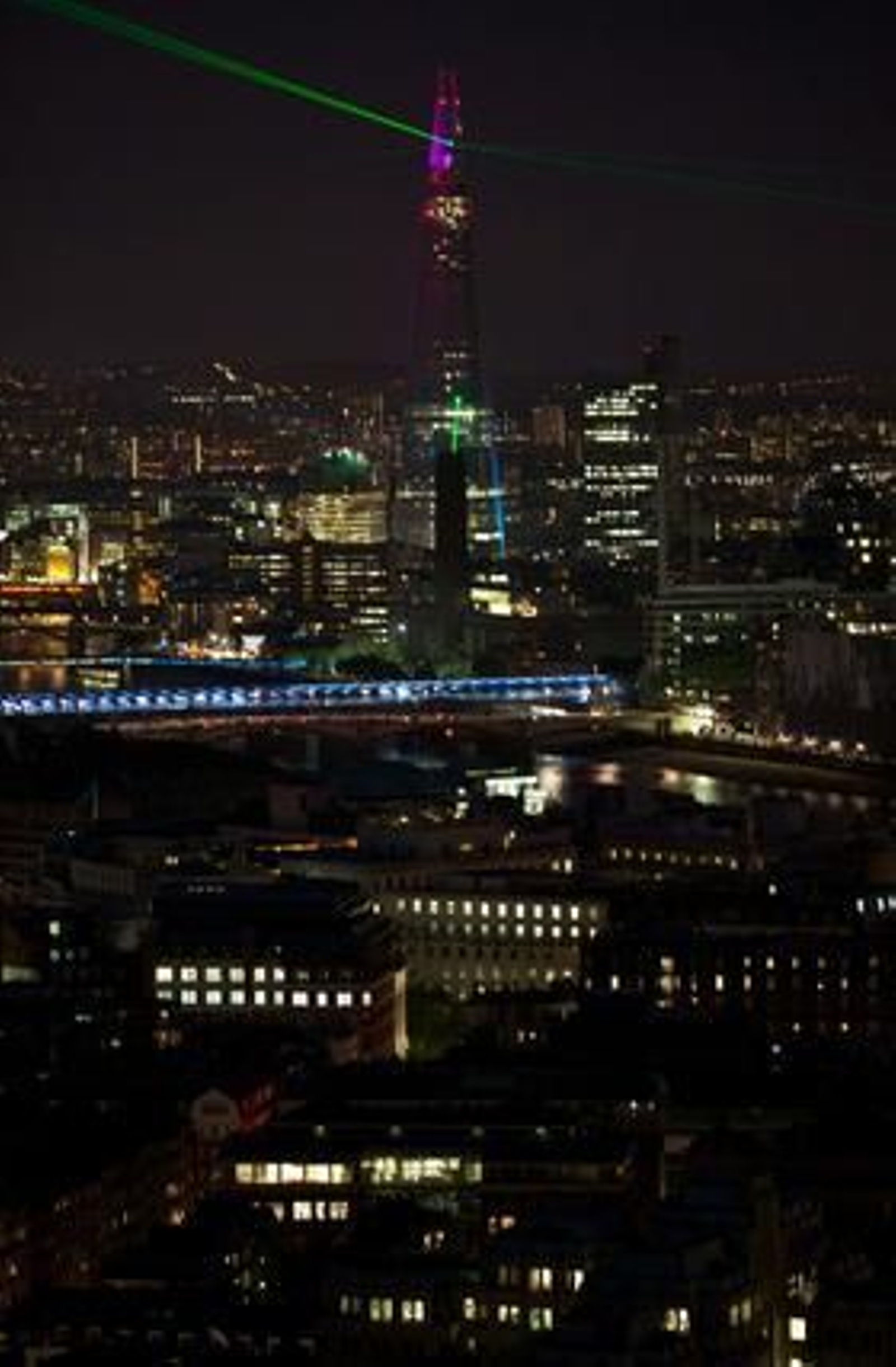 Londres inaugura el edificio The Shrad, el más alto de Europa.

Foto: AFP