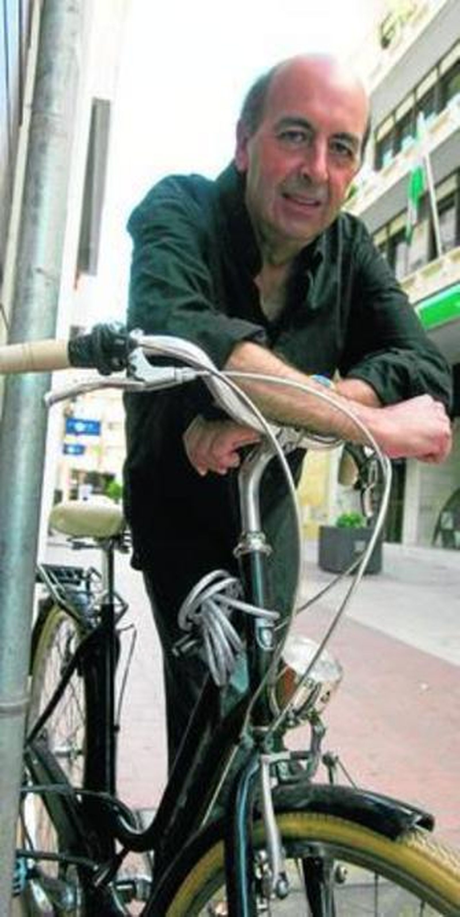 El intérprete posa sonriente en la puerta de la sede de 'Huelva Información', en la calle Mora Claros.