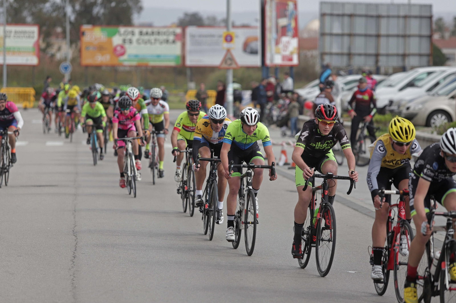 Los participantes del Giro Bahía Plaza, en plena acción.