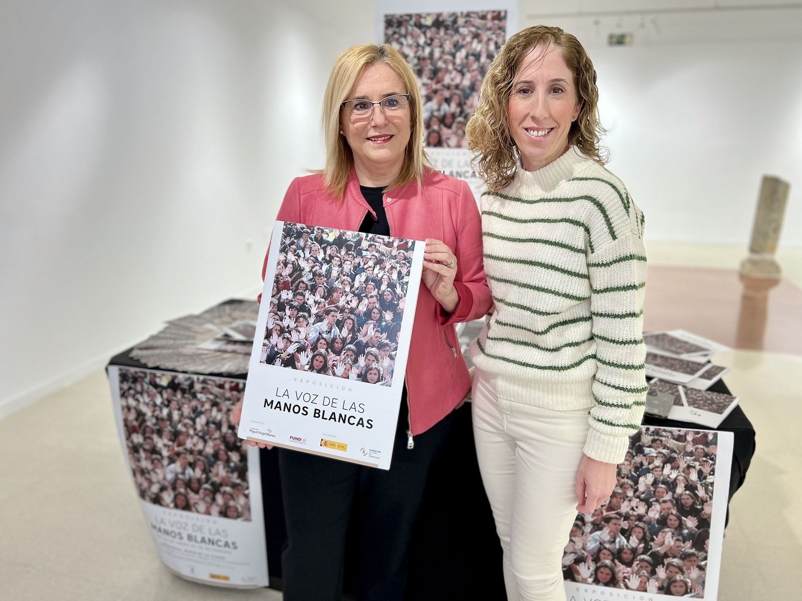 La alcaldesa, Ana Mula (I.),  y la edil de Educación, Carmen Díaz.