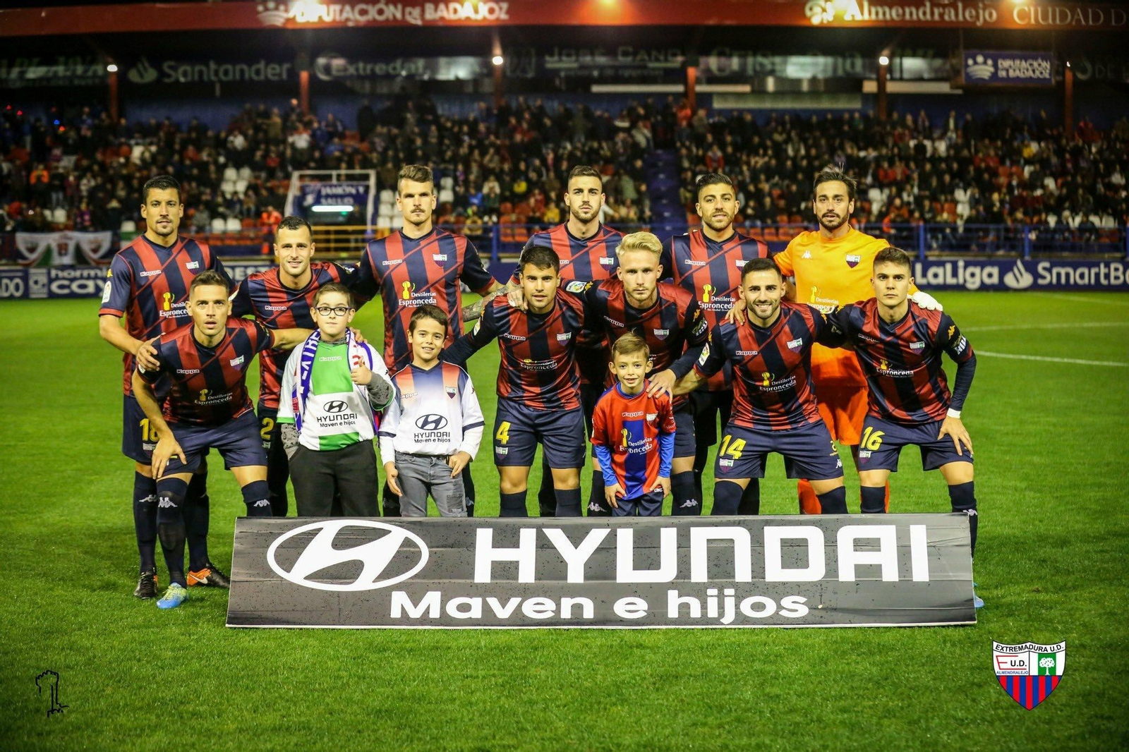 Un once del Extremadura en su estadio.