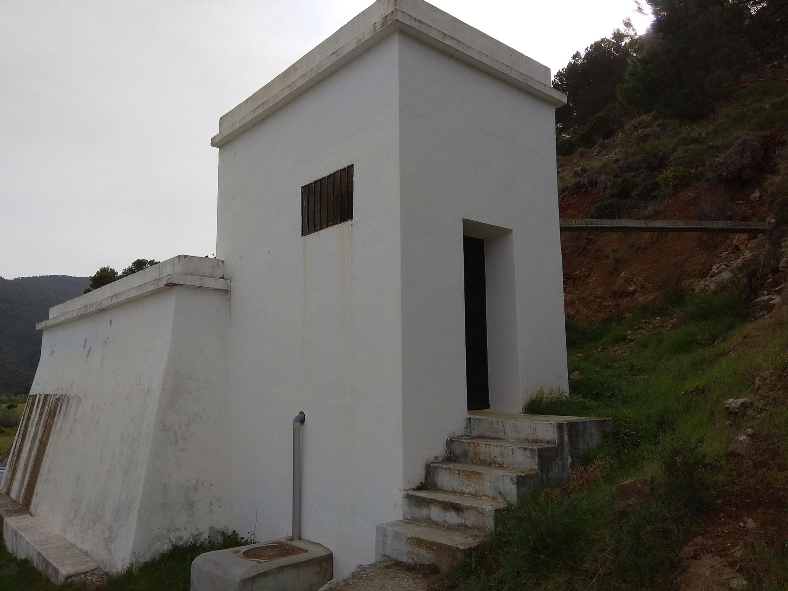 Depósito de agua en Tolox.