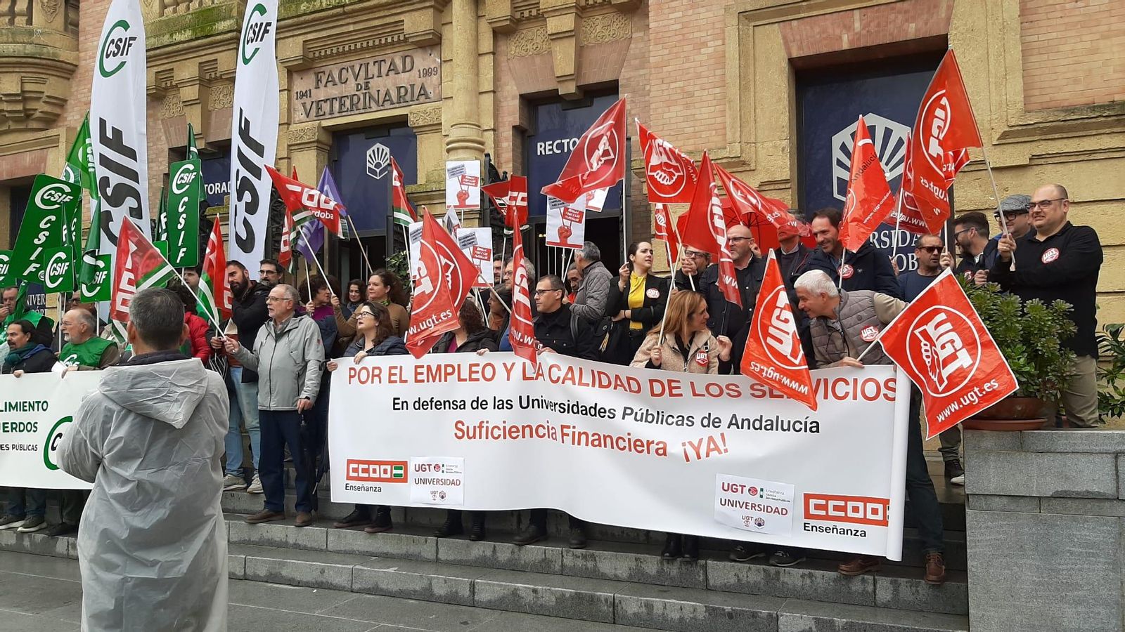 Un momento de la concentración de los sindicatos delante del Rectorado
