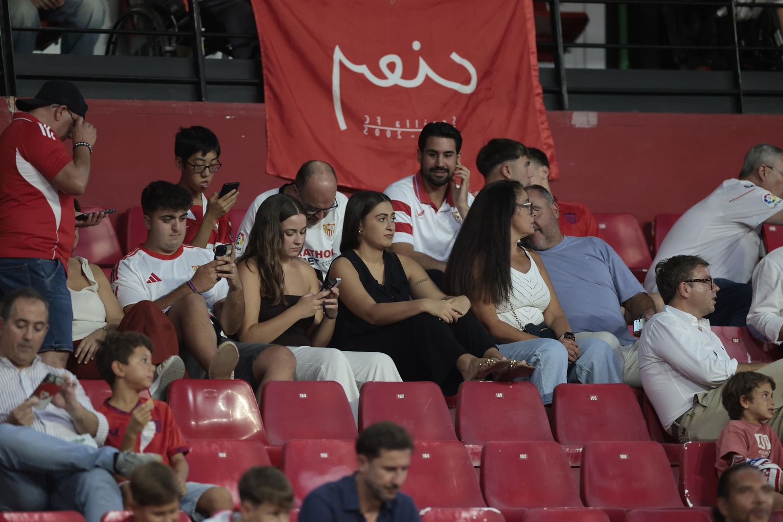 Búscate en las fotos del Sevilla - Elche