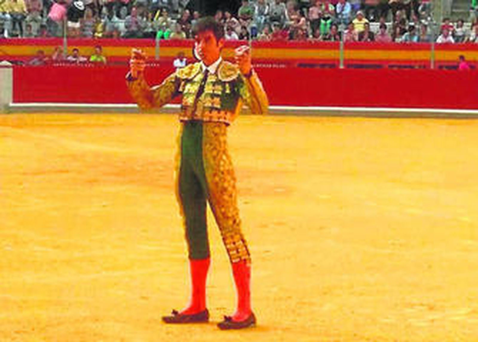 El novillero almeriense con las dos orejas cortadas ayer en Granada.