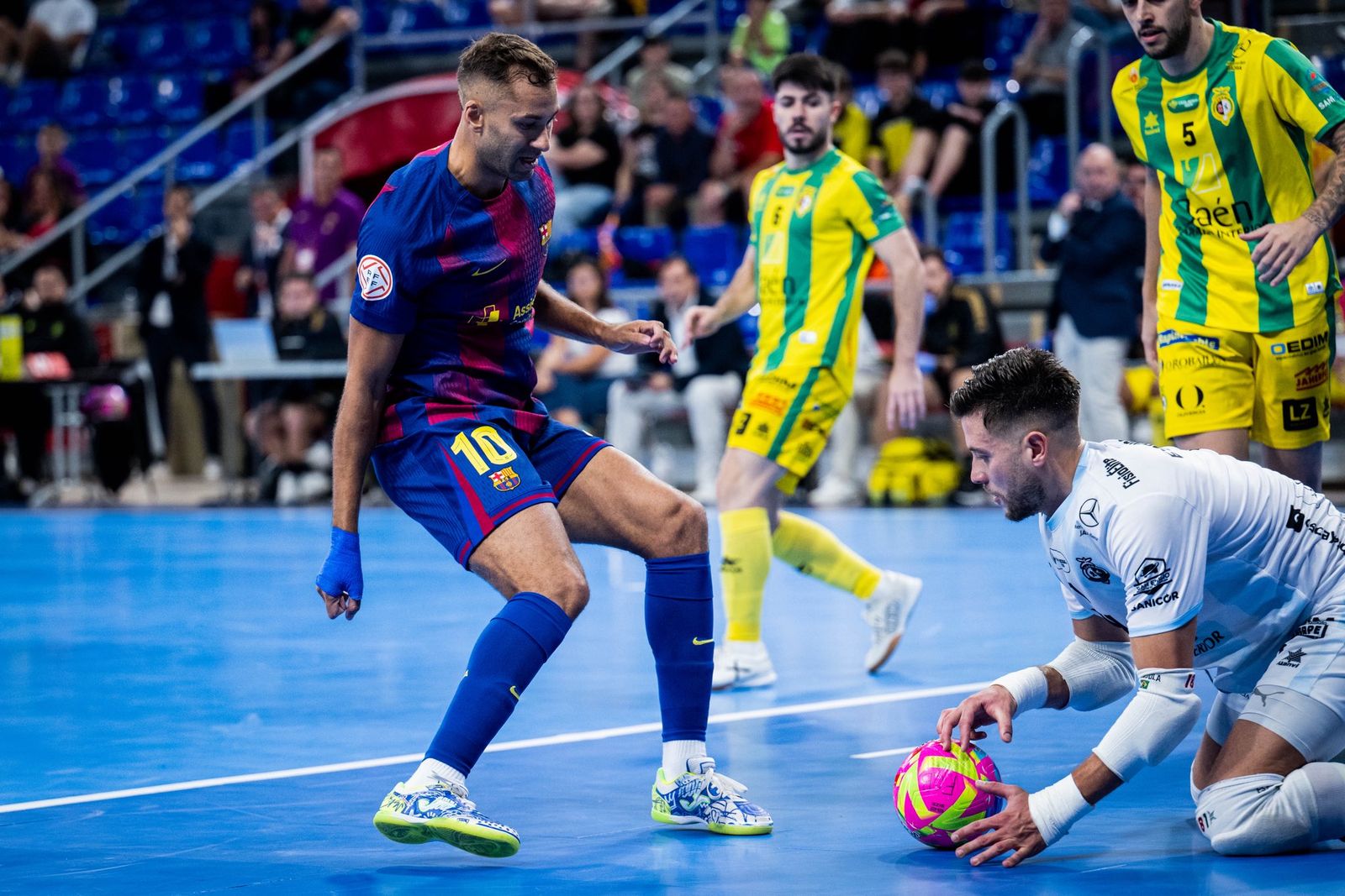 Espíndola bloca un balón ante la presión de Pito en el partido disputado en el Palau Blaugrana.