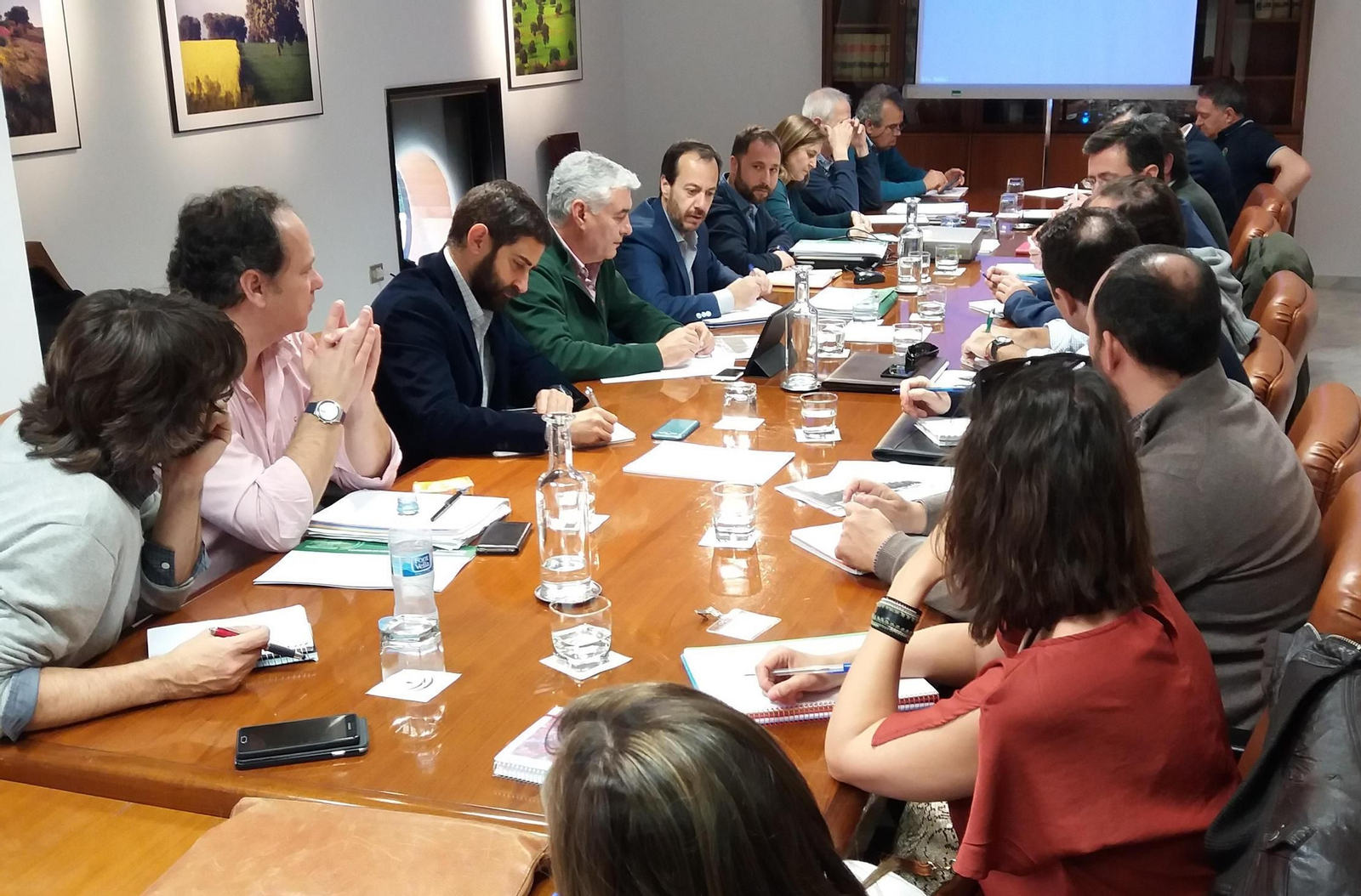 La Mesa de Sanidad Vegetal de la Junta se reunió el pasado marzo para abordar la situación de la Xylella fastidiosa.