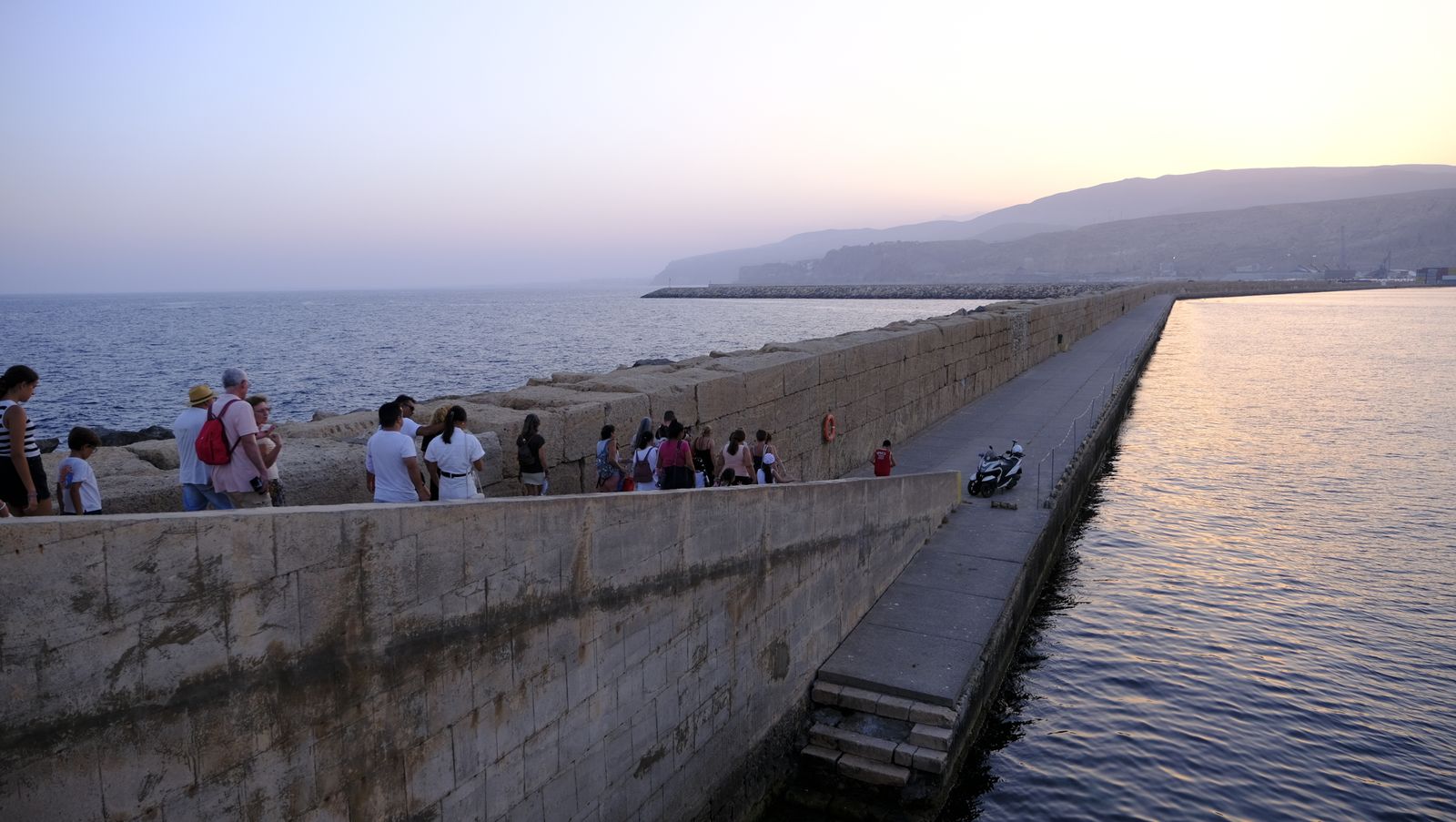 Atardecer en el Faro, organizado por la Autoridad Portuaria de Almería