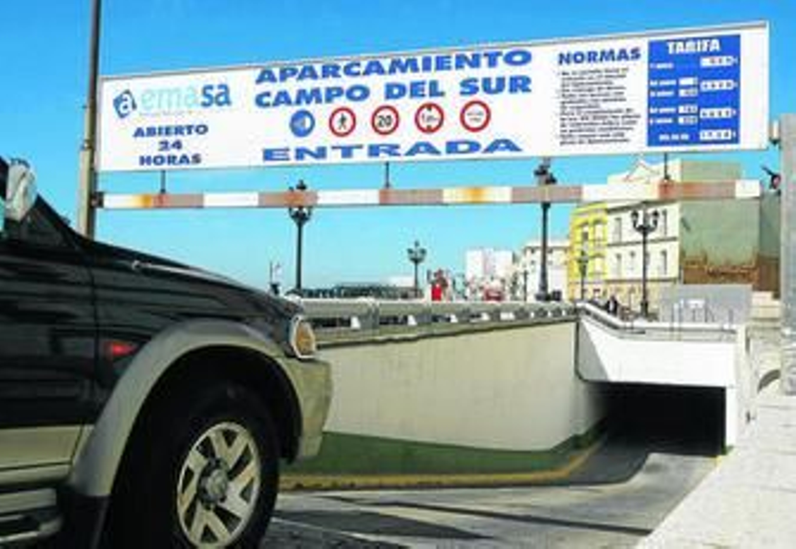 Un vehículo entra en el aparcamiento municipal del Campo del Sur.