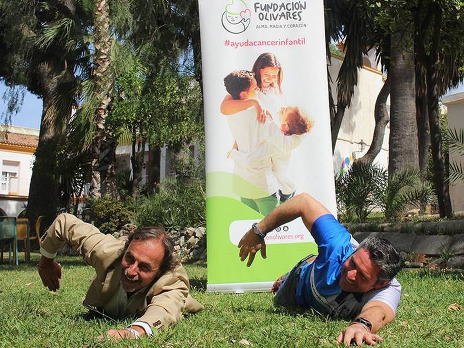 Luis Portillo simula que nada junto al Presidente de Fundación Olivares.