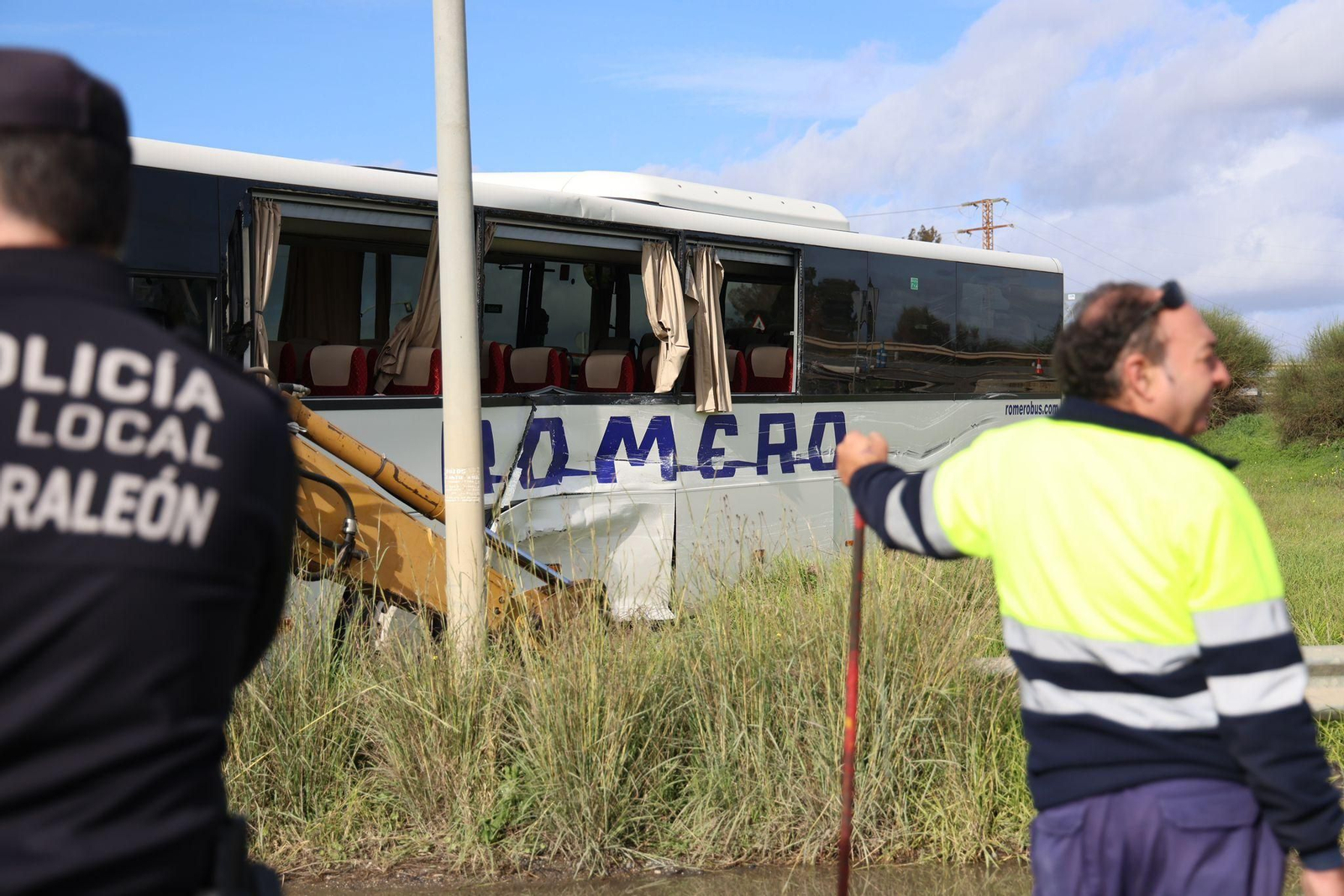 El accidente entre un autobús escolar y un camión en Gibraleón este jueves en imágenes