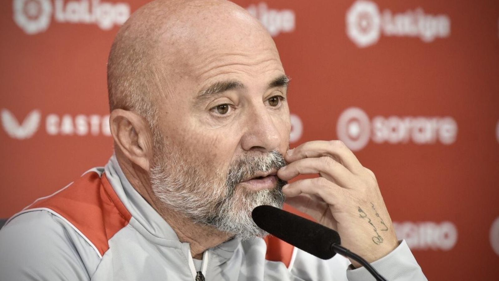 Sampaoli responde concentrado una pregunta ante el Betis-Sevilla.