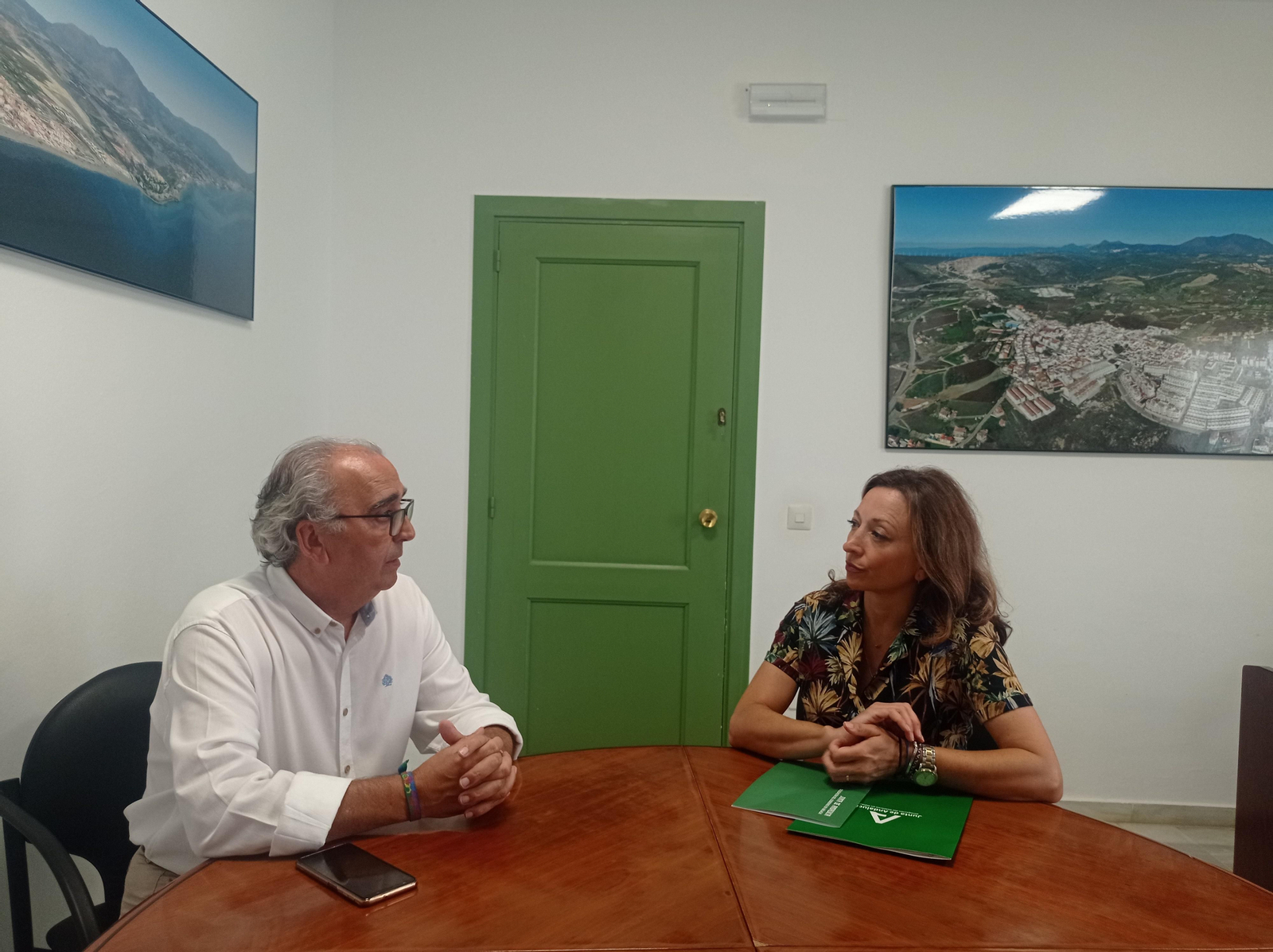 La delegada del Gobierno andaluz en Málaga, Patricia Navarro, y el alcalde de Manilva, Manuel Fernández. La delegada del Gobierno andaluz en Málaga, Patricia Navarro, y el alcalde de Manilva, Manuel Fernández.