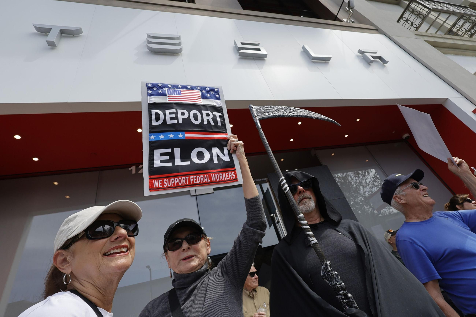 Miles de manifestantes contra Trump y Musk en EEUU: "¡Quita tus manos!"