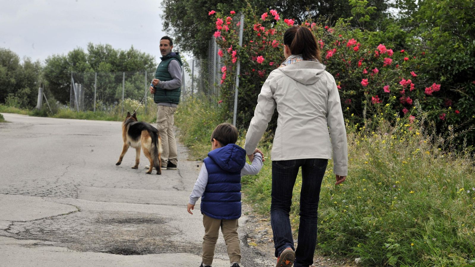 Una familia paseando por la Sierra.
