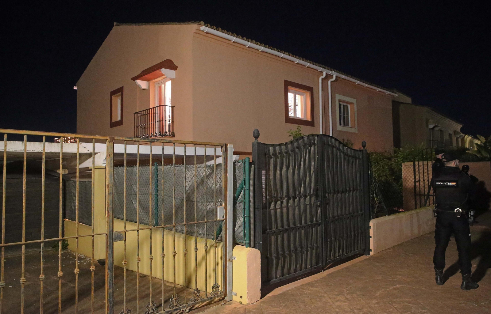 Fotos de la investigación de la Policía Nacional por dos muertes en La Alcaidesa, La Línea