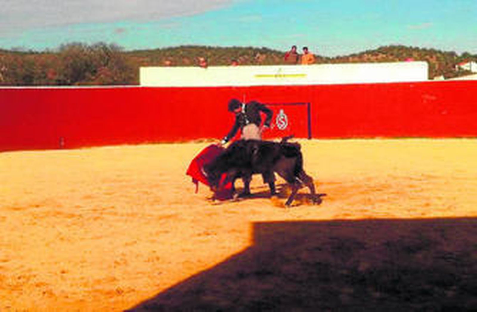 Alfonso Oliva Soto, en un derechazo, en la finca de Gerardo Ortega.