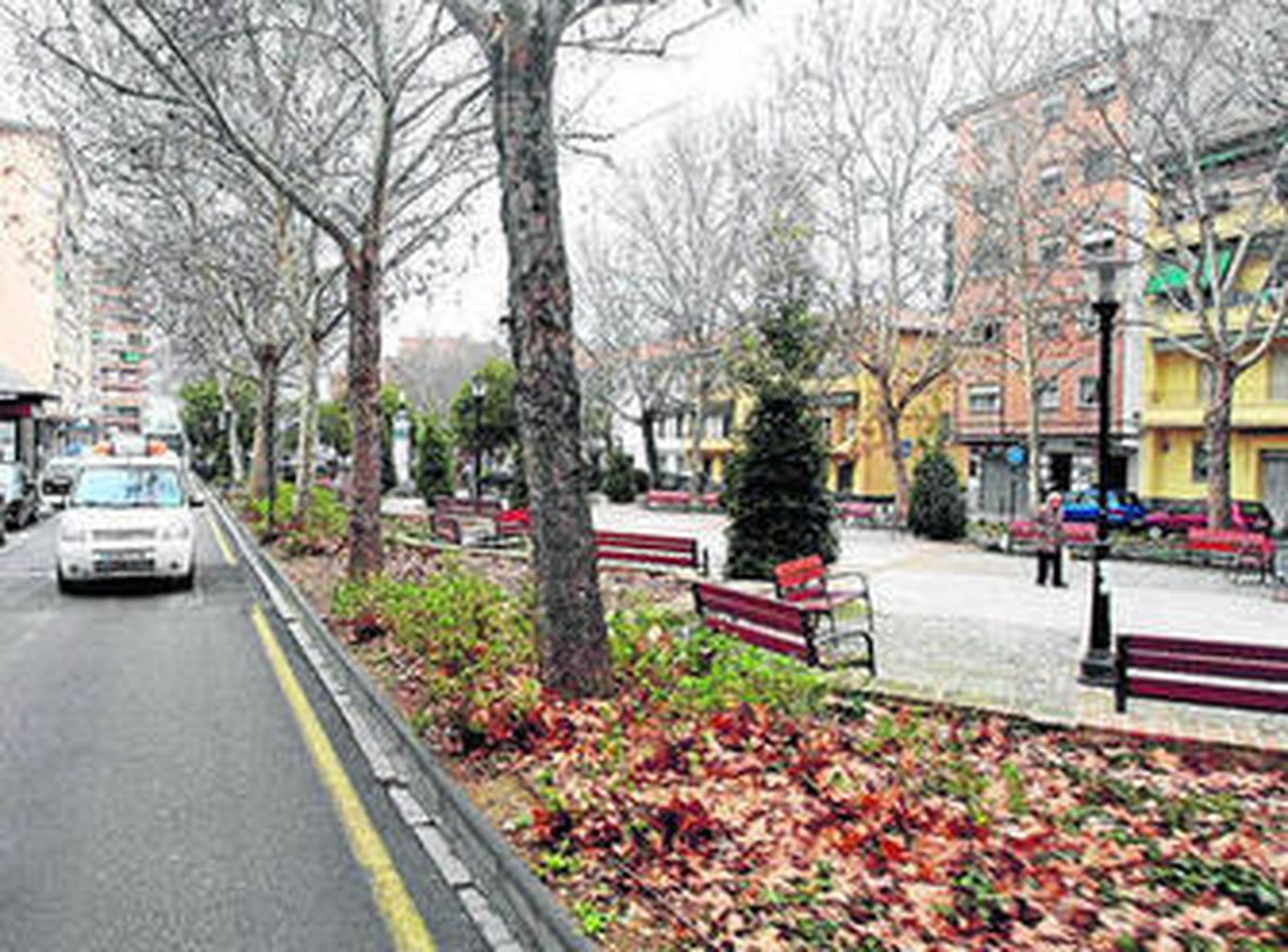 Aspecto actual que presenta el bulevar de La Encina en el barrio de La Chana.