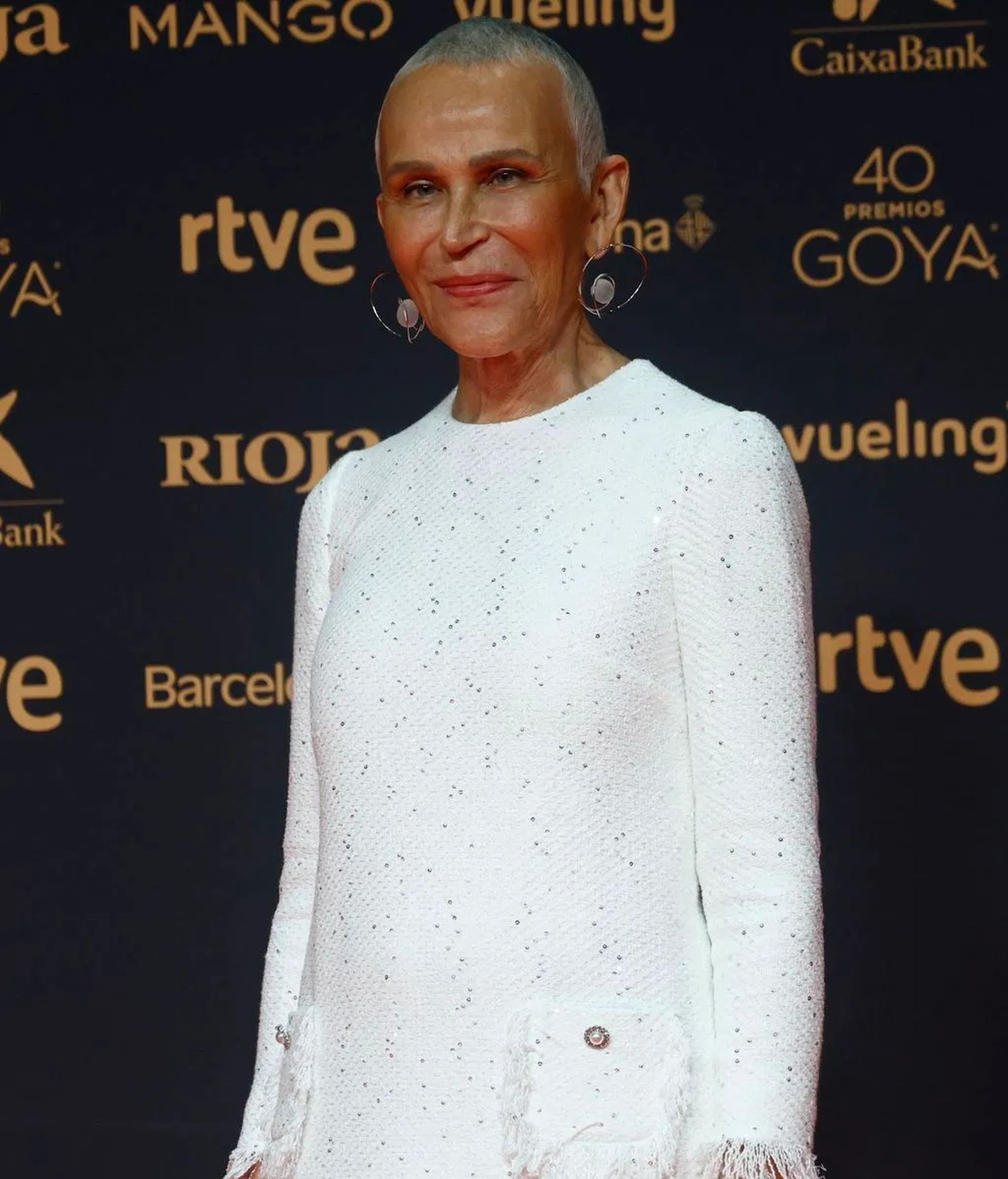 Antonia San Juan ha reaparecido en los Premios Goya con un diseño de Alicia Rueda y una imagen feliz y radiante.