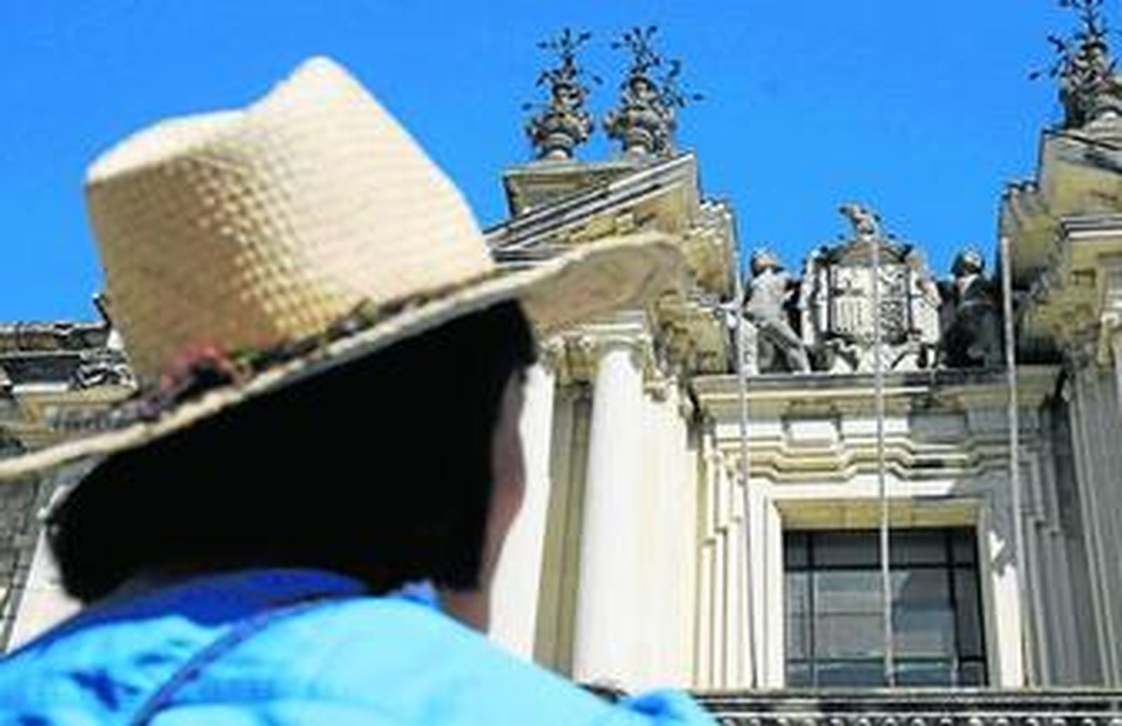 Un paseante observa el escudo con el águila en la puerta de la antigua Facultad de Ciencias.