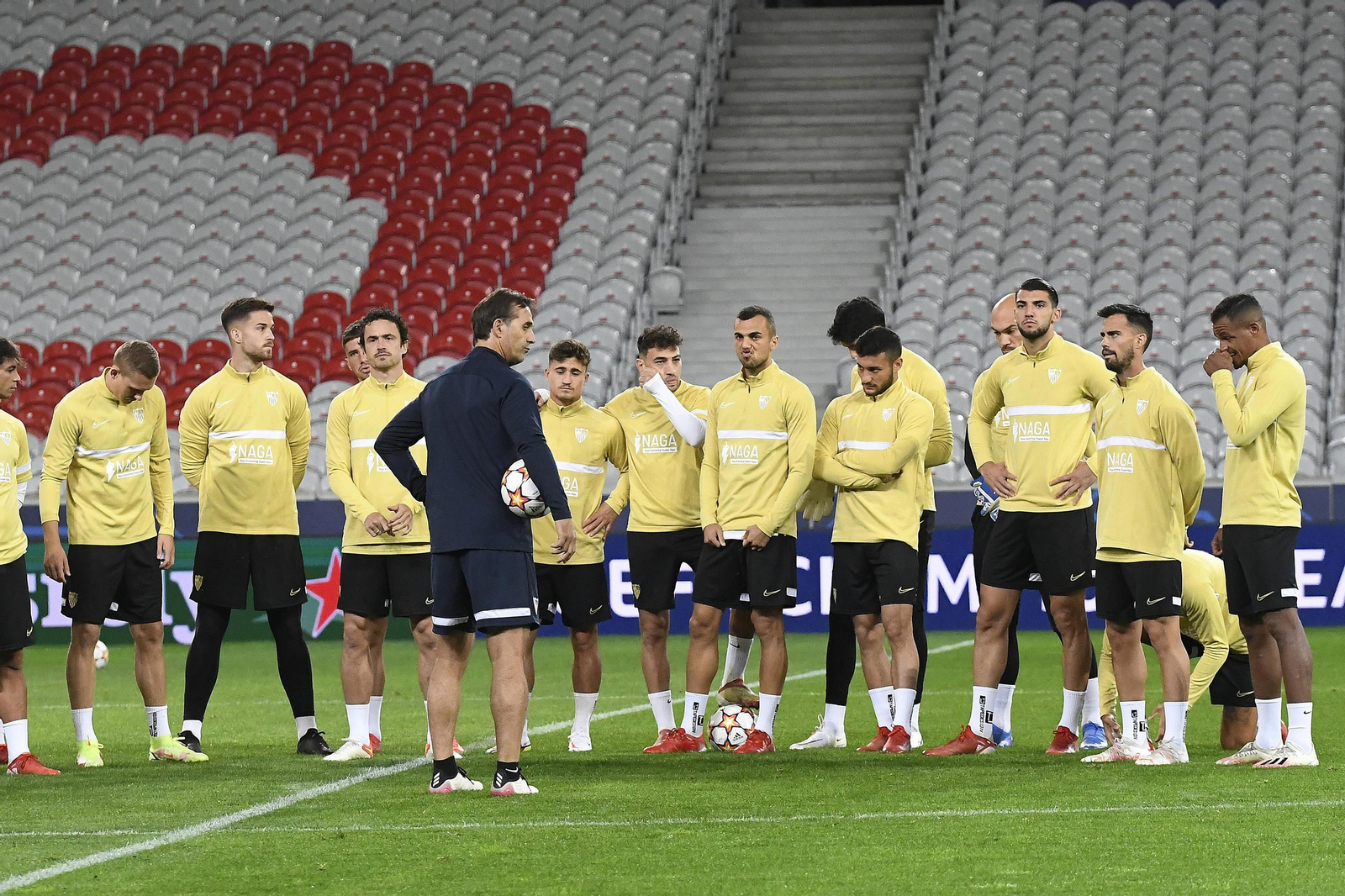 Julen Lopetegui alecciona a sus jugadores en el Stade Pierre-Mauroy.
