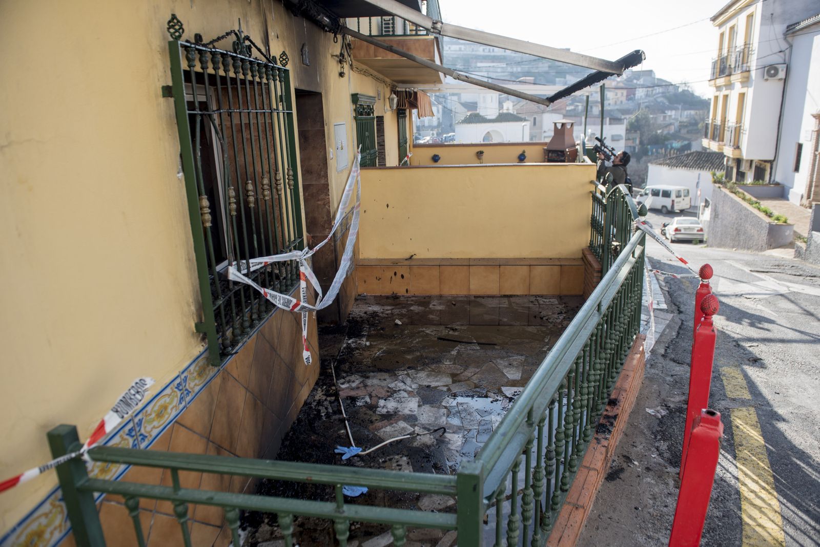 Imágenes de un fin de semana de tiros, muerte e incendios en Pinos Puente (Granada)