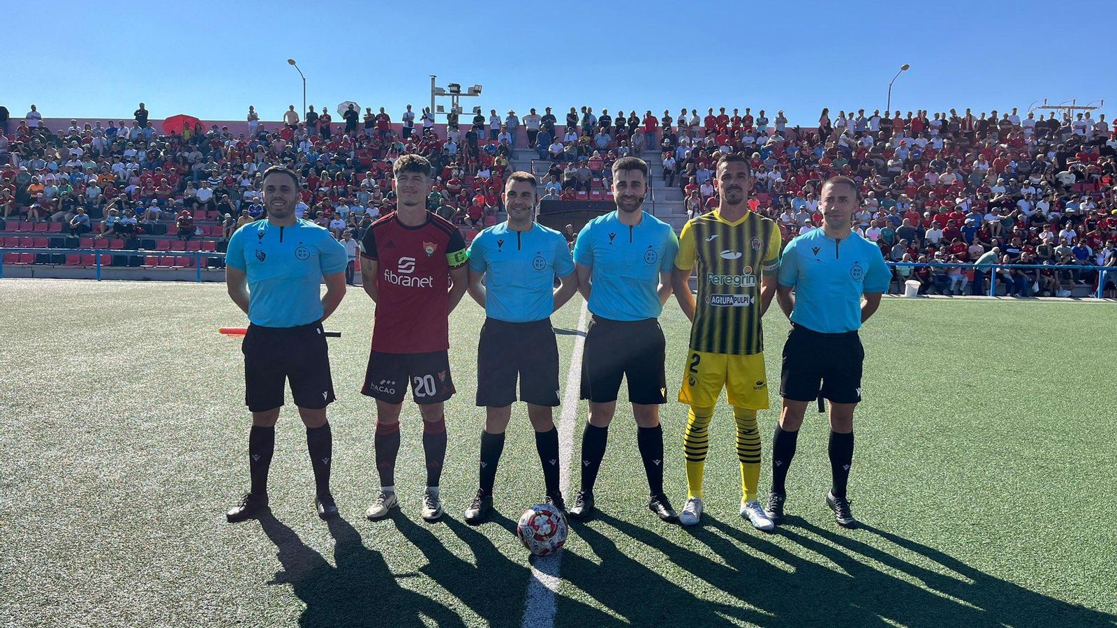 Los capitanes del Cieza y del Atlético Pulpileño posan con el cuarteto arbitral antes del inicio del encuentro en La Arboleja.