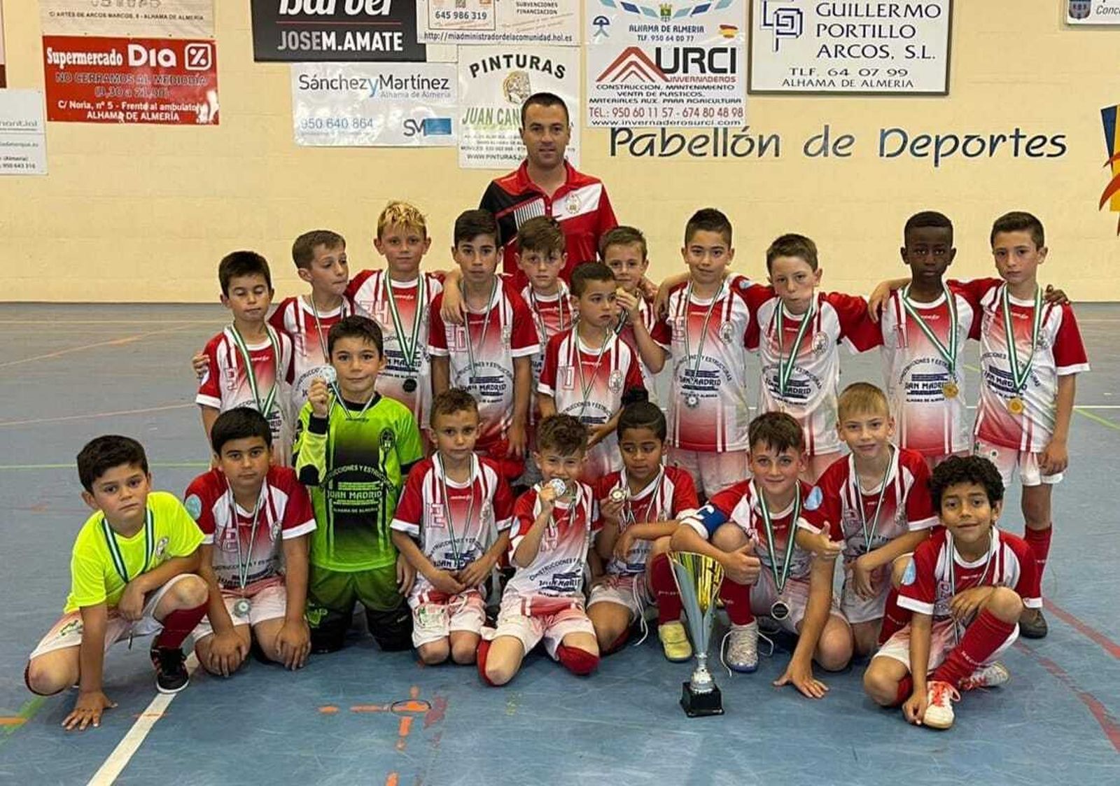 La amplia plantilla rojiblanco posa con el trofeo