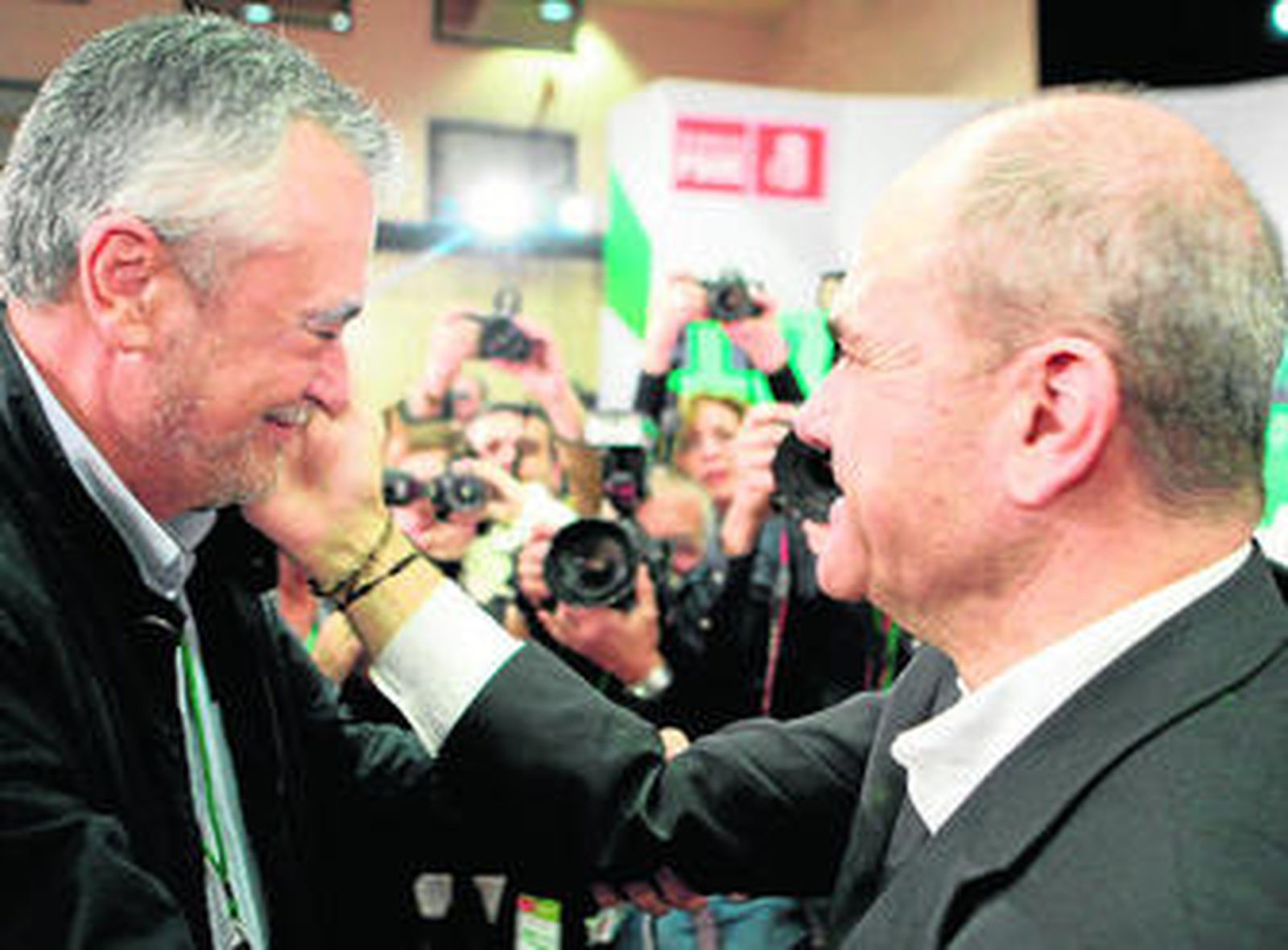 Manuel Chaves hace un gesto cariñoso a José Antonio Griñán.