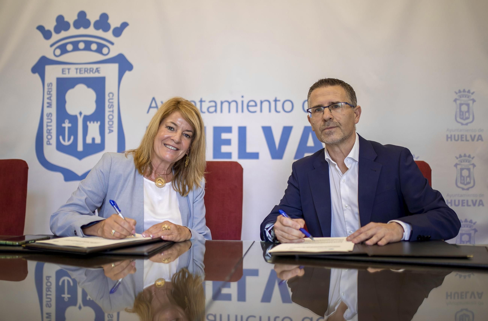 La alcaldesa de Huelva, Pilar Miranda y el Gerente de Productos y Servicios de Correos, Gregorio Morales.