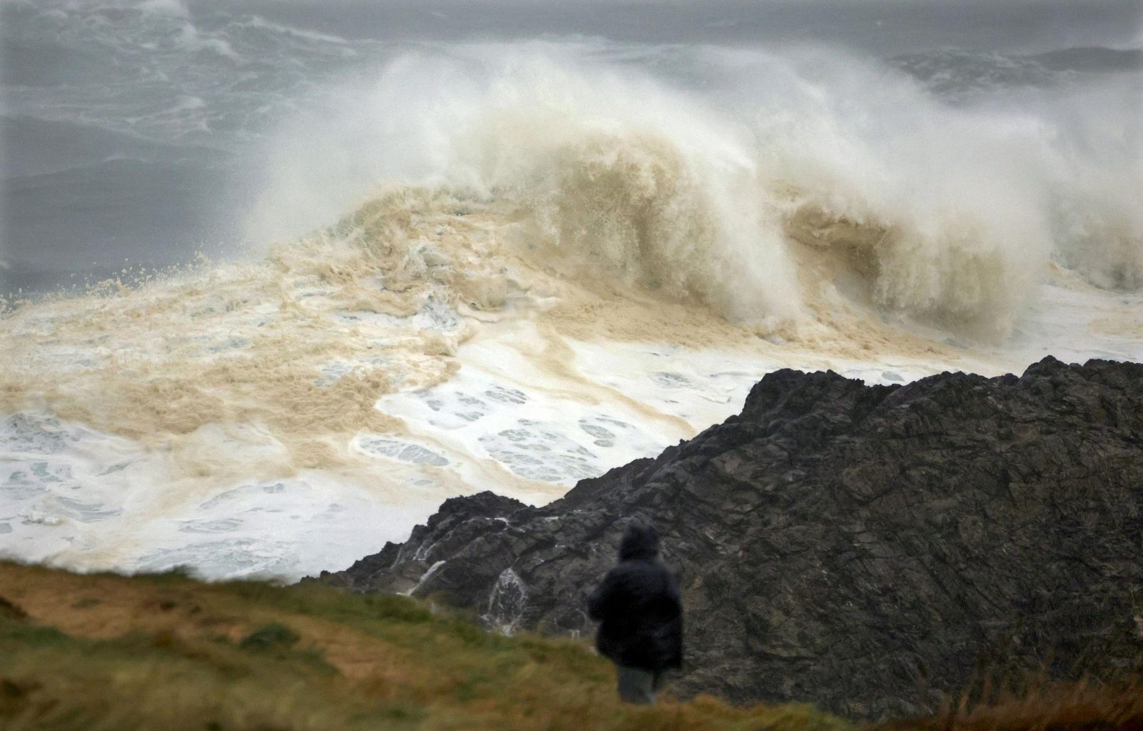 Las impresionantes olas que provoca Herminia en la costa norte de España