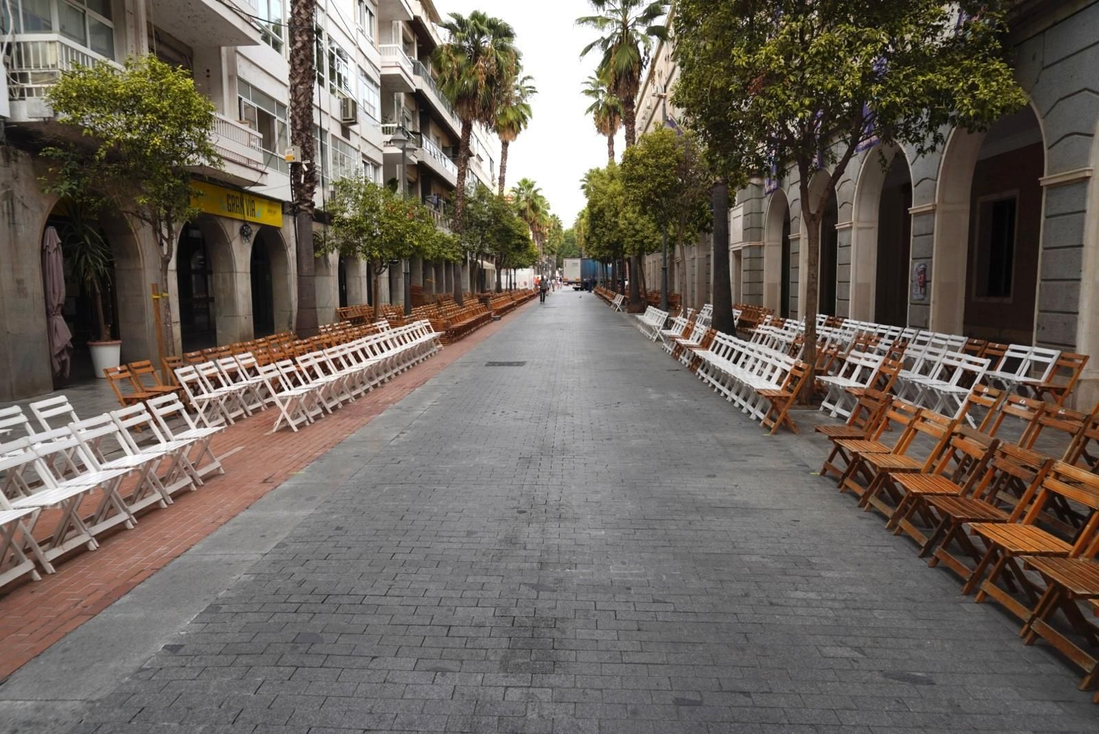 Así luce la Gran Vía de Huelva este jueves con miles de sillas colocadas para acoger la Procesión Magna Mariana 2025