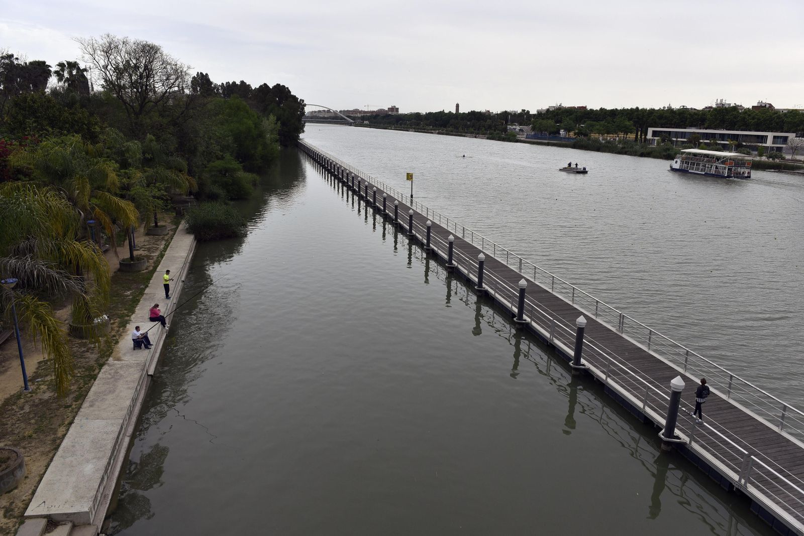 La pasarela se construiría entre la existente y el puente de la Barqueta.