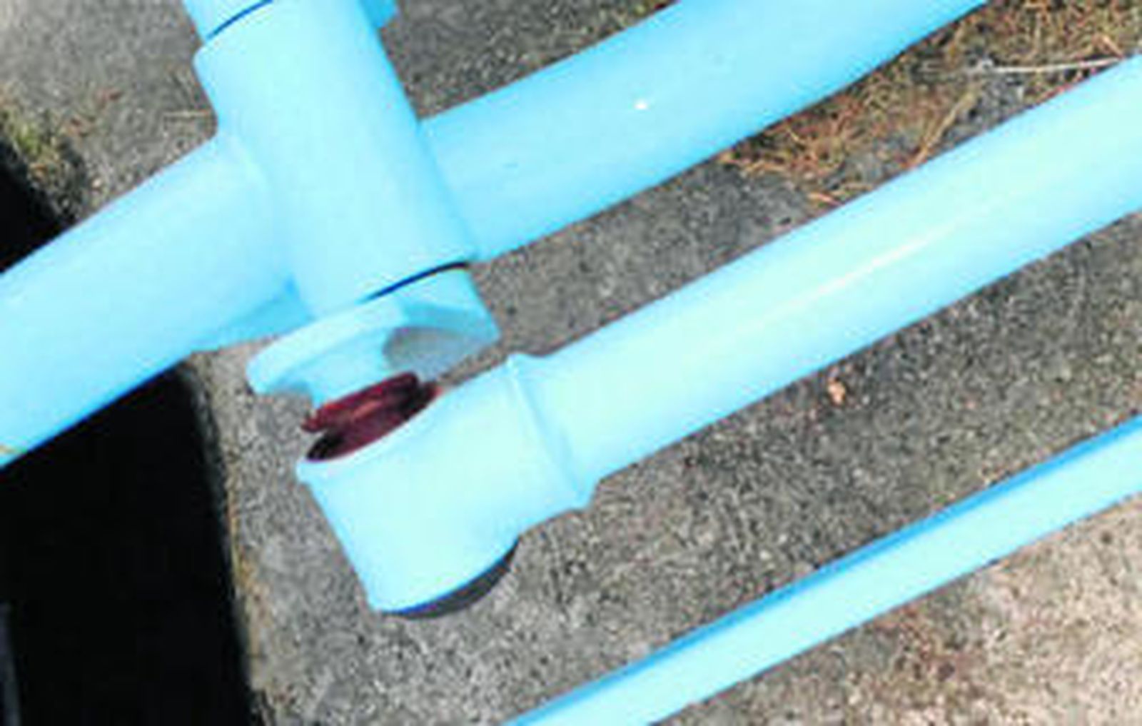 Una de las piezas de las máquinas del parque, rota.