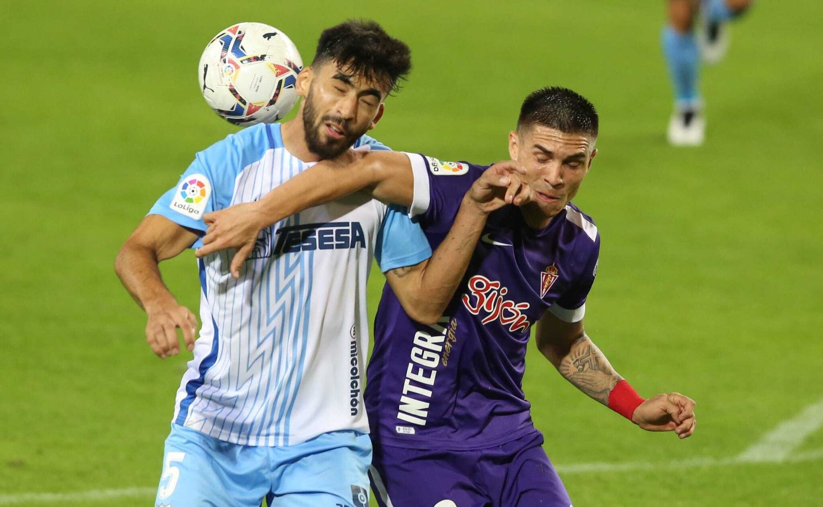 Juande pelea por la pelota en el partido frente al Sporting.