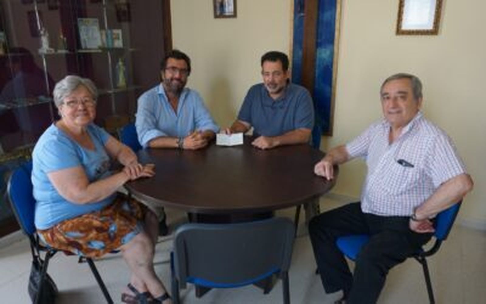 Una imagen del acto de entrega del donativo.