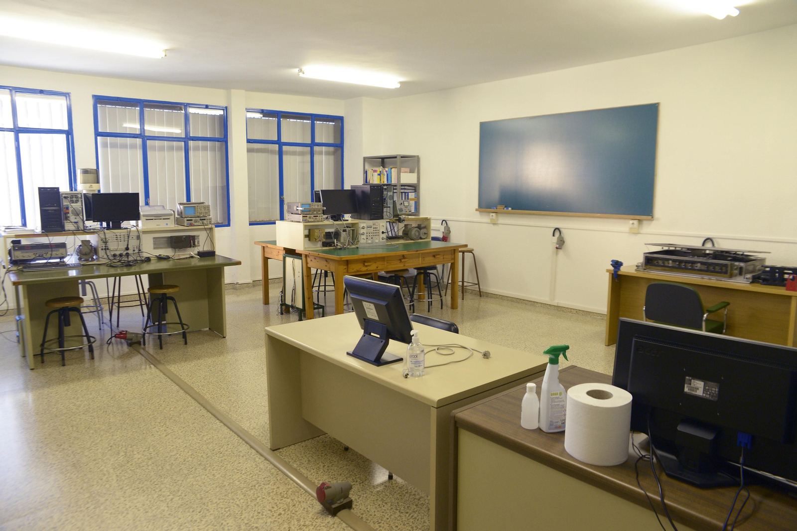 Fotos de las clases de la UCA con las restricciones de la Junta.