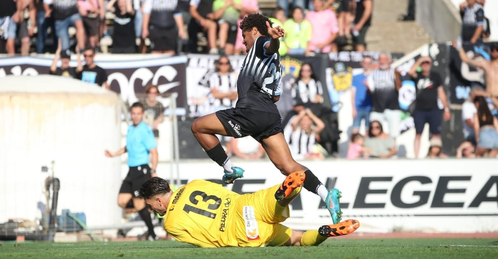 Carlos Marín ataja el balón ante Joao Pedro, en el Balona - Córdoba CF.