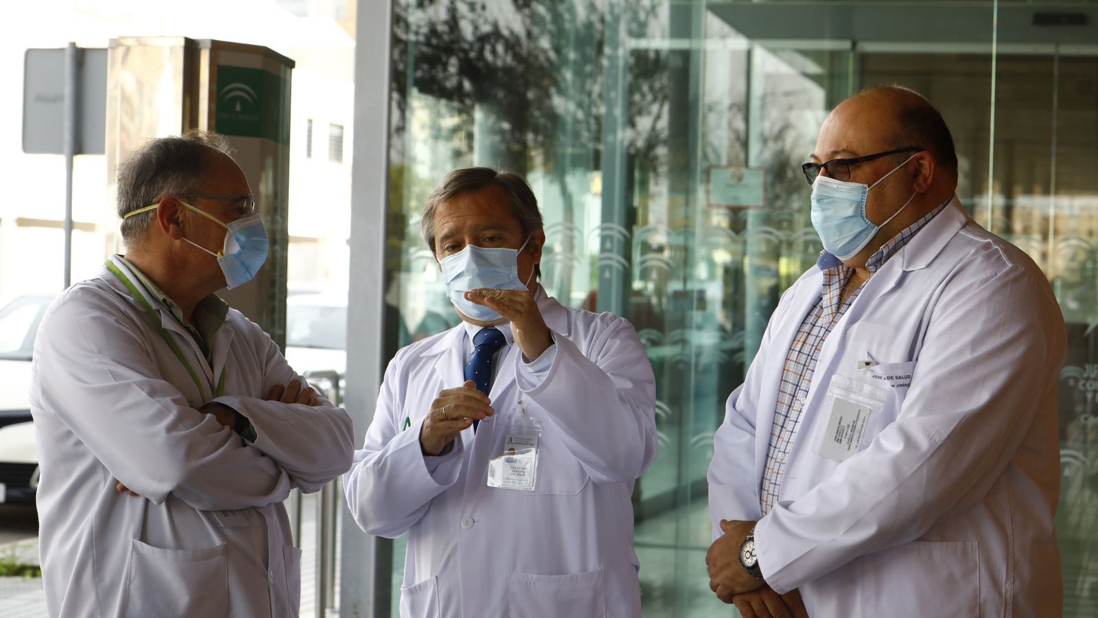 Rafael Sánchez, Javier Fonseca y José Gascon en el centro de salud Carlos Castilla del Pino.
