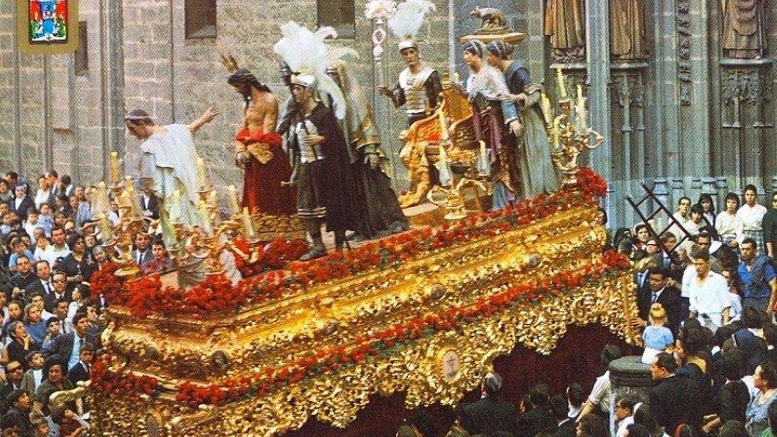 El misterio de la Presentación al Pueblo saliendo por la puerta del Baptisterio