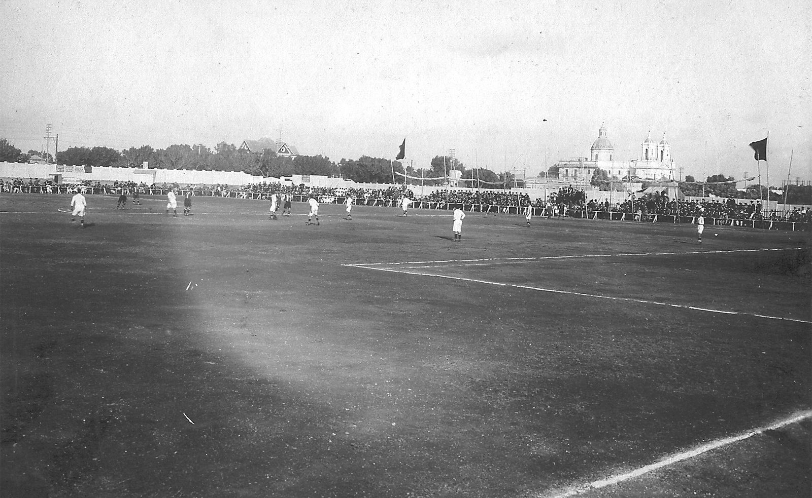 Campo de Ana de Viya. Al fondo, la iglesia de San José