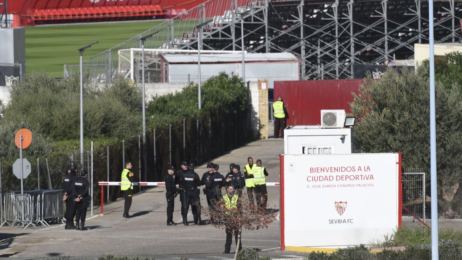 Agentes de la Policía Nacional en el acceso a la ciudad deportiva sevillista.