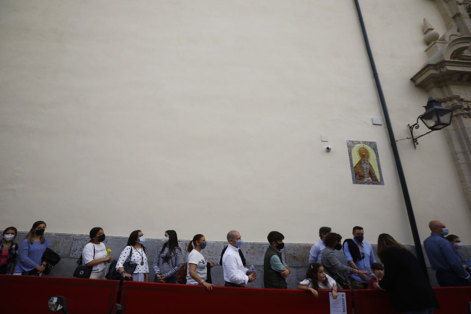 Cola para entrar en la iglesia de la Trinidad.