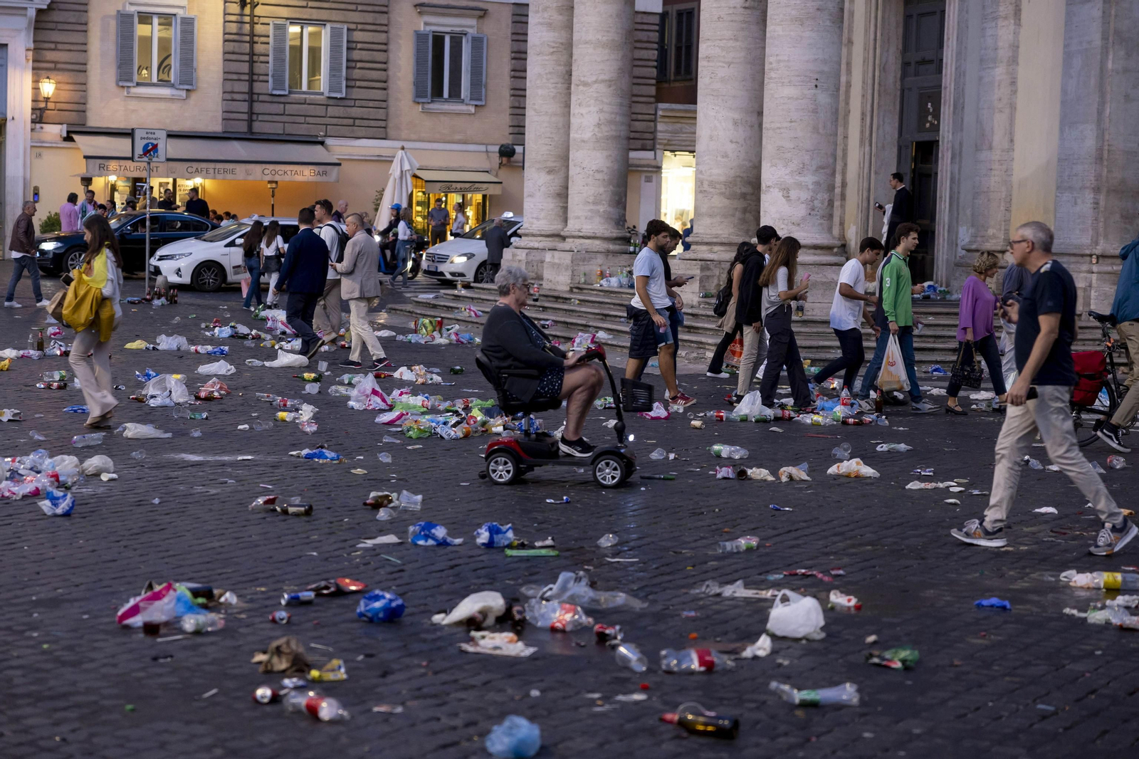 Imagen de suciedad del centro de Roma tras poner los aficionados béticos rumbo al Olímpico.